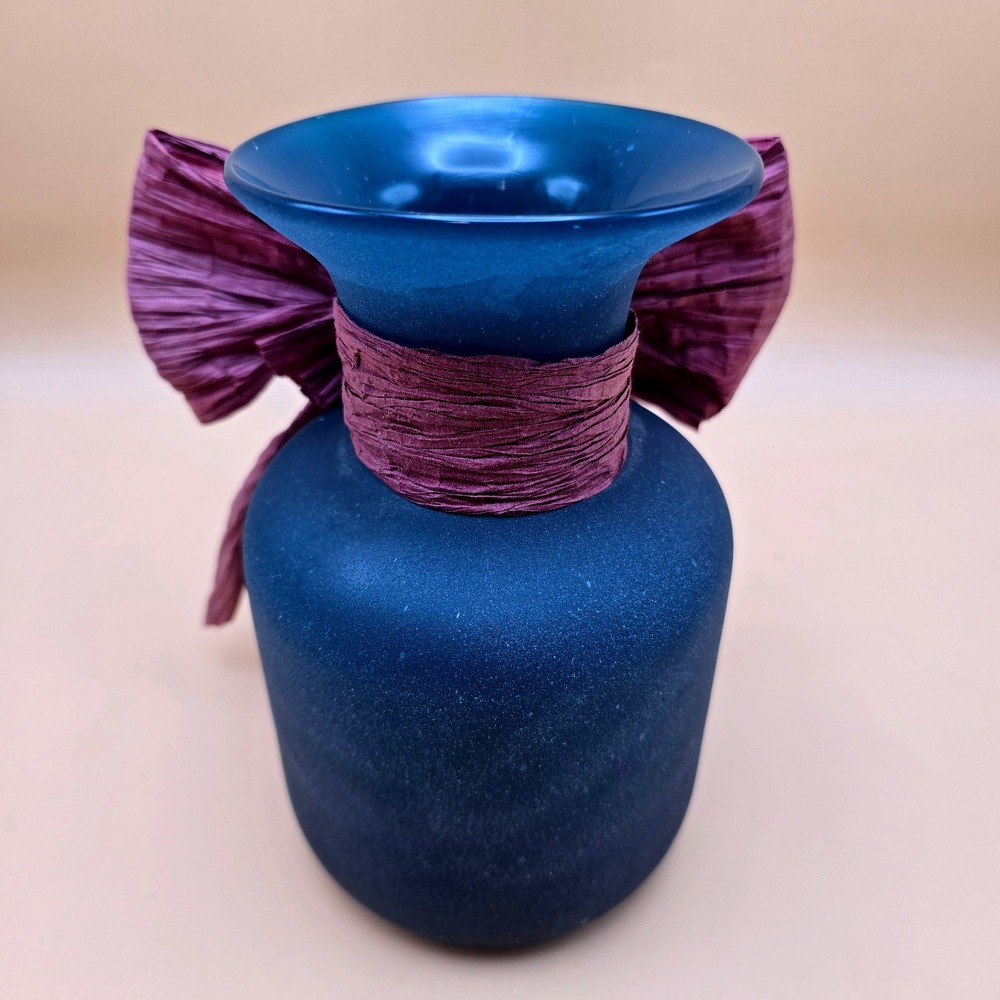 Alexander Julian Hand Blown Blue Frosted Glass‎ Vase Burgundy Raffia Bow 7 Inch